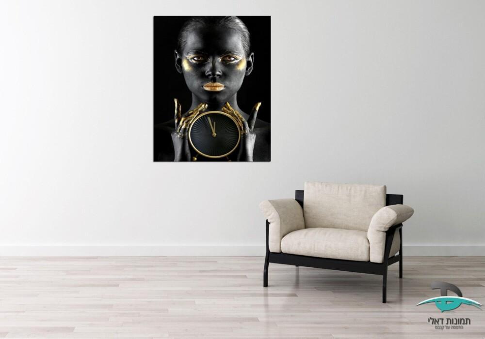 אישה בשחור שעון זהב